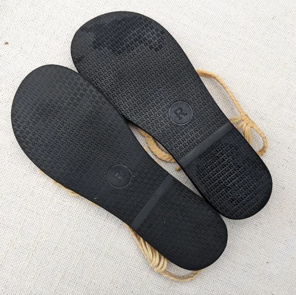 Plaka Palm Leaf Flat Sandals - Picture 6 of 10